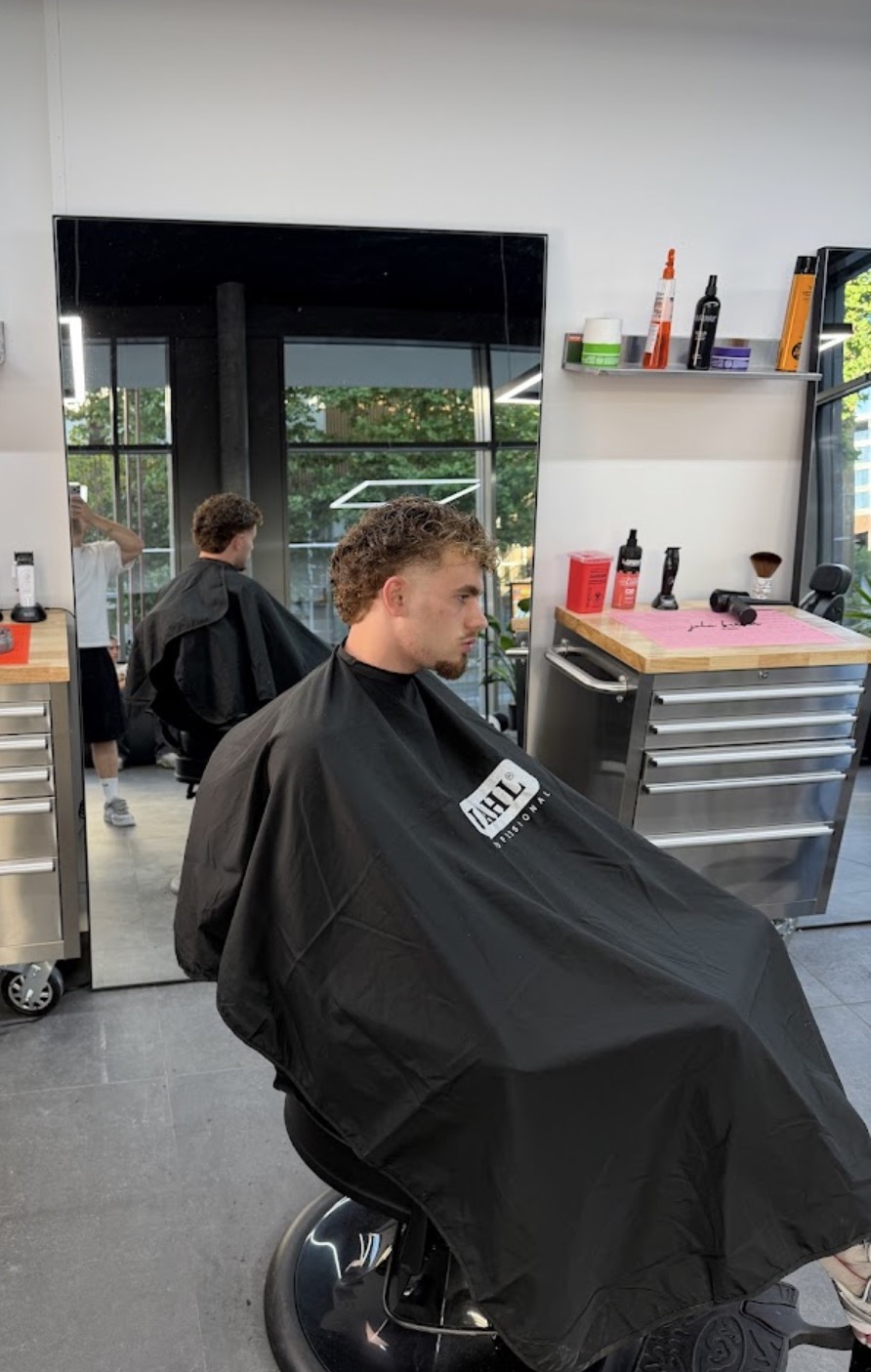 Kunde beim Haarschnitt
