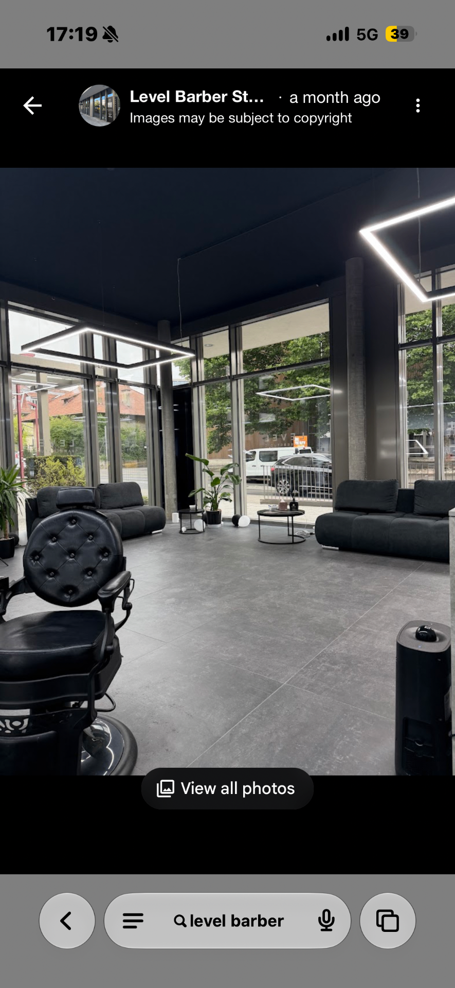 Lounge mit raumhohen Fenstern